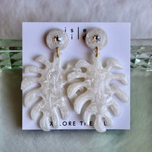 Load image into Gallery viewer, Pearly Monstera Dame Earrings