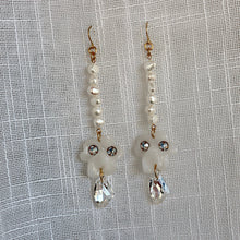 Load image into Gallery viewer, Titania Freshwater Dangle Earrings
