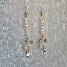 Load image into Gallery viewer, Titania Freshwater Dangle Earrings