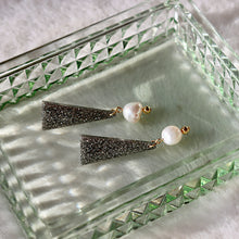 Load image into Gallery viewer, Delta Freshwater Pearl Earrings