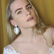 Load image into Gallery viewer, Pearly Monstera Dame Earrings