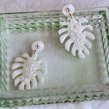 Load image into Gallery viewer, Pearly Monstera Dame Earrings