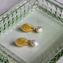 Load image into Gallery viewer, Playdate Pearl Earrings