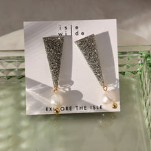 Load image into Gallery viewer, Delta Freshwater Pearl Earrings
