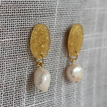 Load image into Gallery viewer, Playdate Pearl Earrings