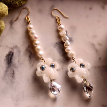 Load image into Gallery viewer, Titania Freshwater Dangle Earrings